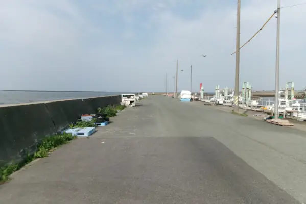 猟師漁港の堤防の釣り場への道（アジ・キス・ハゼ・セイゴ・クロダイが狙えるポイントへ）
