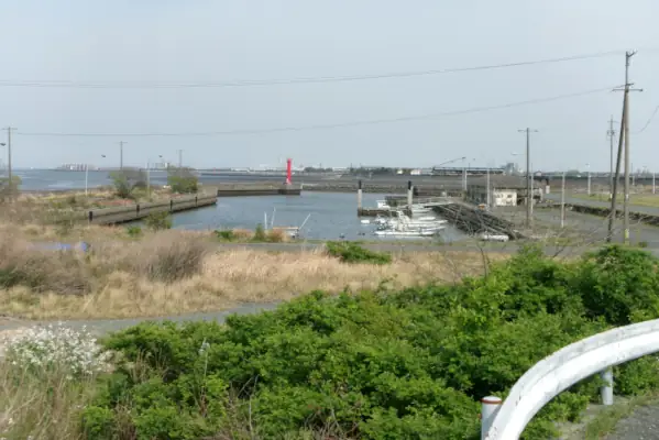 松ヶ崎漁港の釣り場全体が見える写真（落とし込みでのクロダイやセイゴ・ハゼが釣れるか）