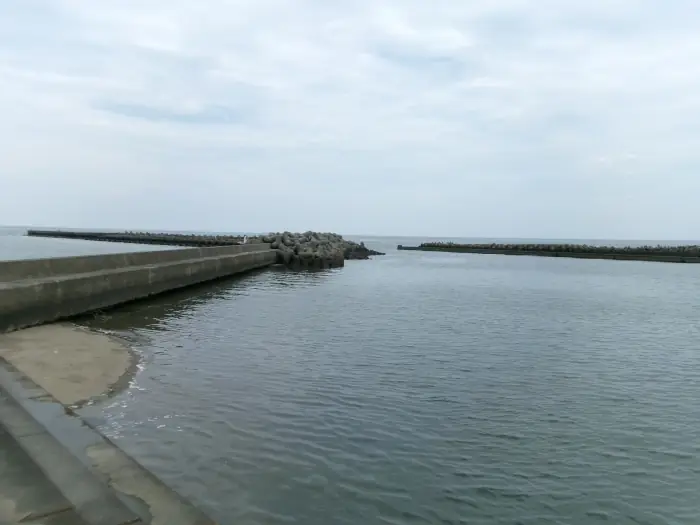 櫛田川河口付近の港の写真（堤防釣釣りで根魚が狙える。堤防からサーフへの投げ釣りも面白い）中央の堤防は足場良く、足元は石がゴロゴロ。