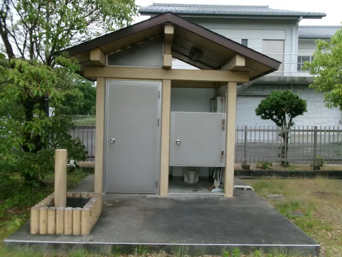 下御糸漁港周辺のトイレと水道設備の写真（北藤原海浜公園）