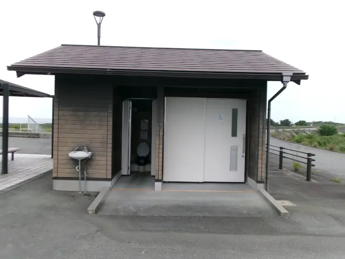 櫛田川河口南側のトイレと駐車場の写真（ここからはサーフの釣りがメイン）