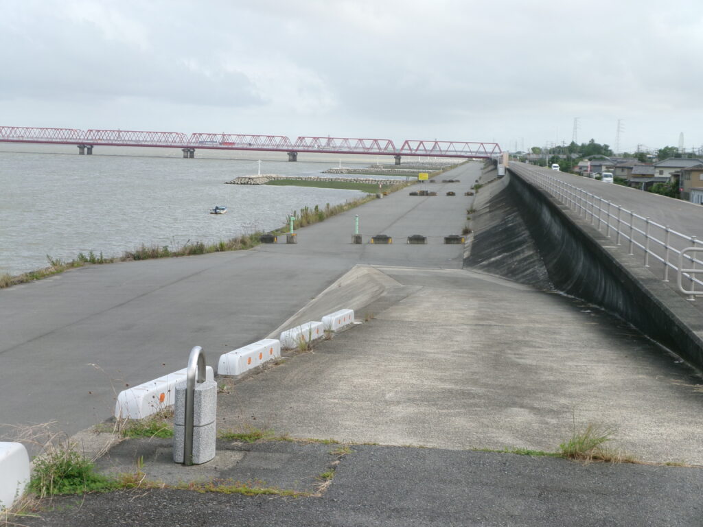 木曽川河口の車での進入路の画像。駐車スペースが豊富