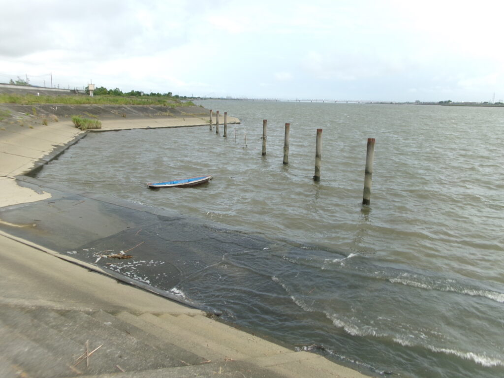 揖斐川長良川合流付近の釣り場の画像。シーバスやマゴチ、クロダイが狙える。