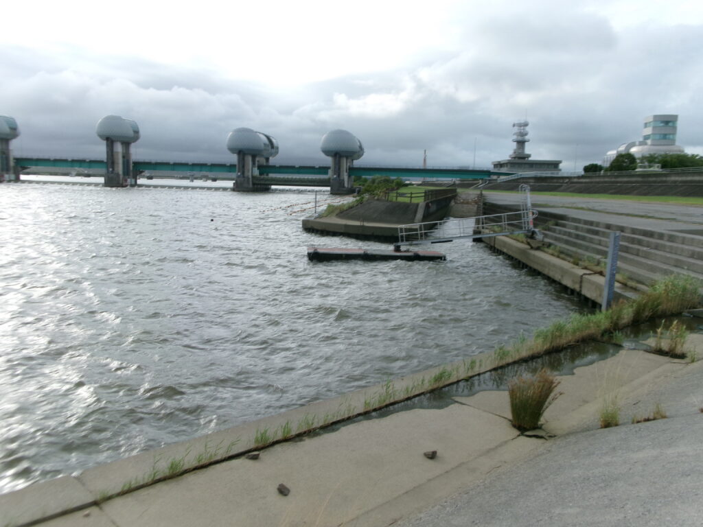 長良川河口堰周辺の釣り場の画像。シーバスやマゴチ、クロダイが狙える。