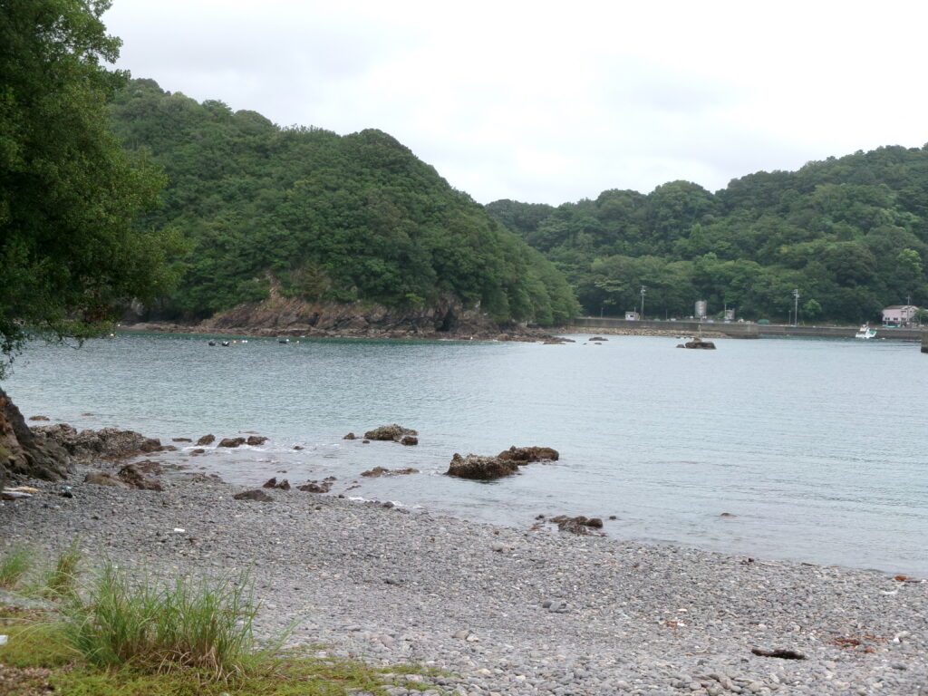 贄浦漁港対岸の砂利浜。少し岩場もある。漁港内だが釣り可能な様子。