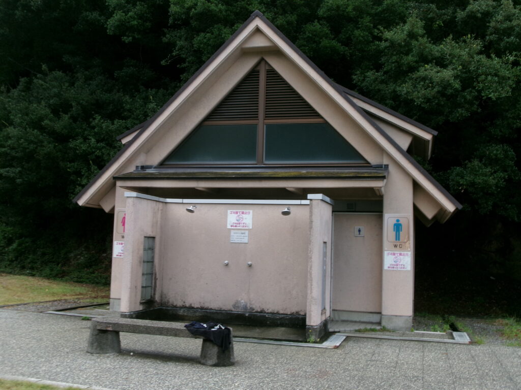 贄浦漁港対岸の砂利浜近くのトイレの画像。