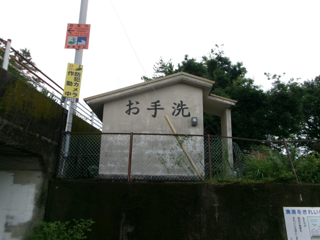 錦漁港の突堤付近のトイレ。駐車スペース付近のため貴重なトイレです。