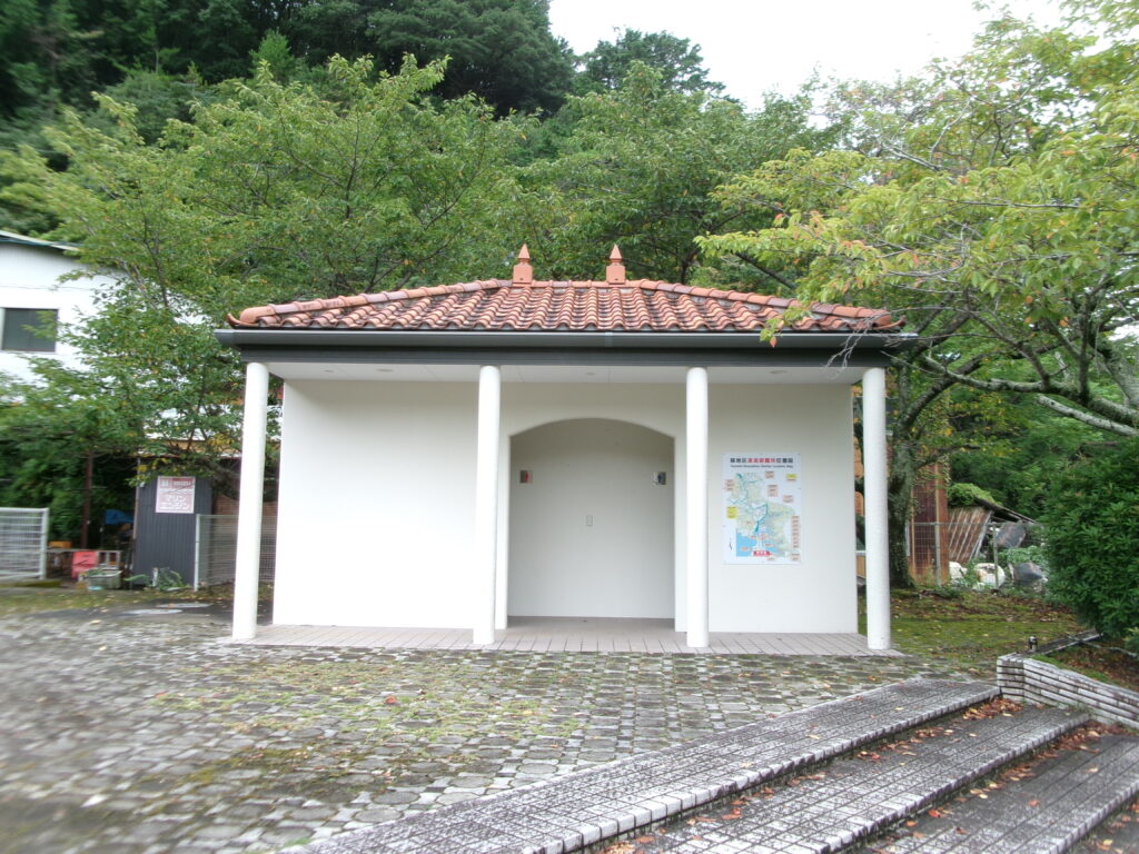 錦漁港周辺のトイレ（福羅公園）。きれいでした。