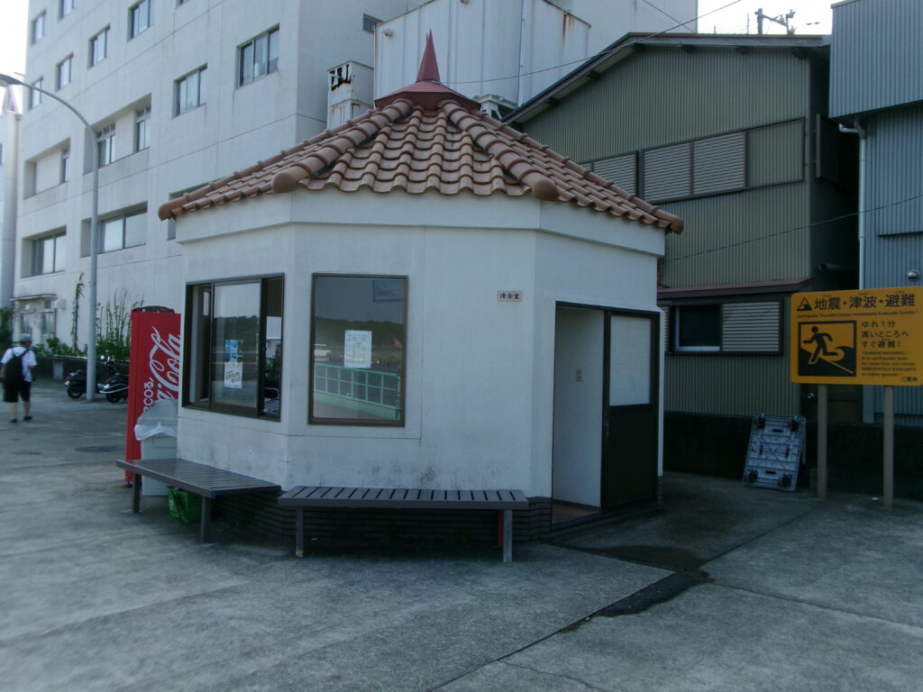 渡鹿野島の渡船のりばの待合所。トイレが使用できる。アジ・青物・アオリイカが狙える渡鹿野漁港のすぐ近く。
