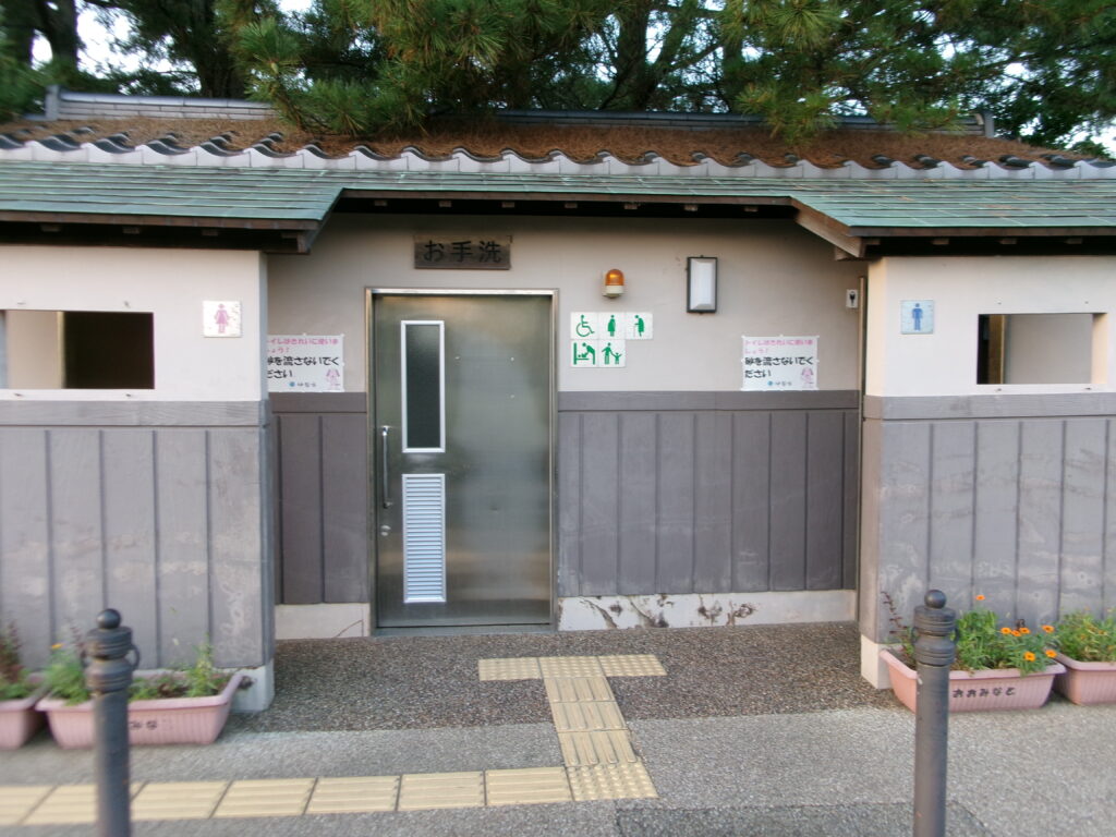 宮川河口の釣り｜大湊海岸近くのトイレ。十分活用できました。
