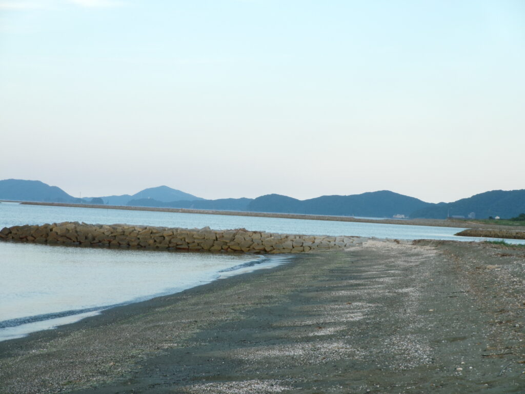 宮川河口の釣り｜大湊海岸の釣り場。海岸の所々に石済みの小突堤があり上で釣りができそう。ただし、水質はやや濁っている。