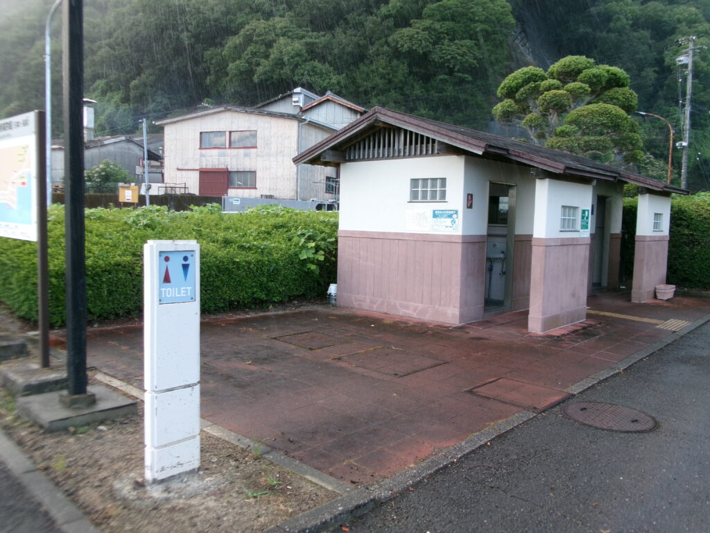引本港の釣り場近くのトイレの写真。この付近はファミリーフィッシングに適した釣り場。アオリイカ、オオモンハタ、アジ釣りが人気。