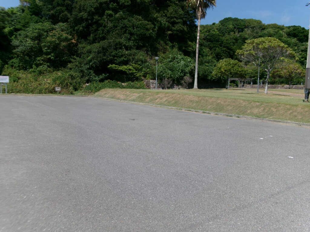 波切漁港の駐車場。広くて停めやすい。
