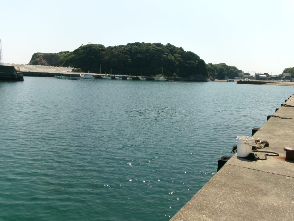 波切漁港の釣り場の写真。メインになる突堤より少し南の位置。ここでも釣りが可能。