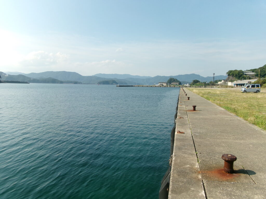 宿田曽の釣り場。水質がよく景色もきれいな写真。アオリイカがとてもよく釣れるポイント。堤防がまっすぐ続いている写真。