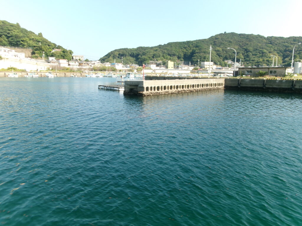 宿田曽の釣り場。水質がよく景色もきれいな写真。アオリイカがとてもよく釣れるポイント。小さな突堤があるエリア。