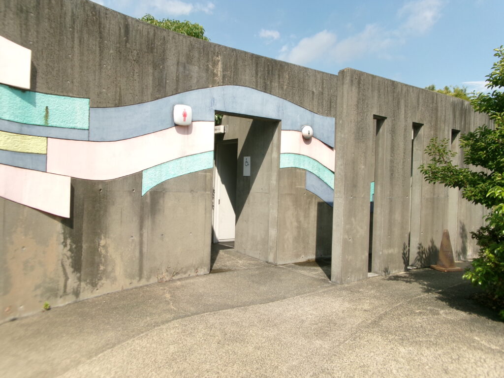 四日市にある釣り場、ウール岸壁の写真です。付近の公園にある多目的トイレです。