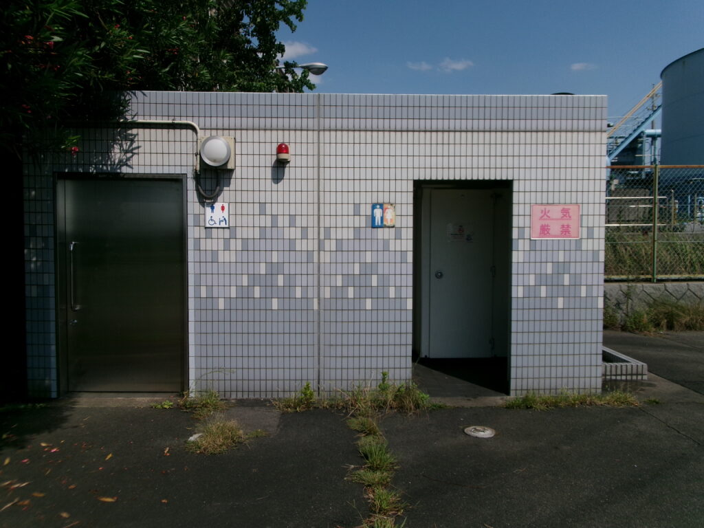 四日市霞釣り公園の多目的トイレの画像。