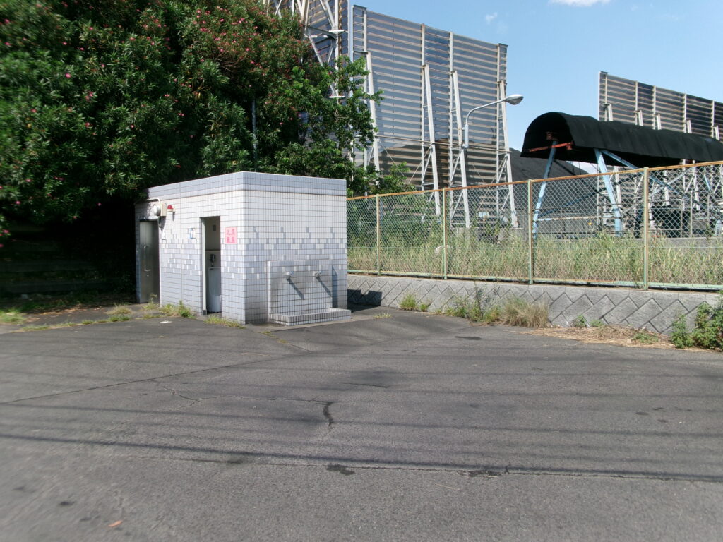四日市霞釣り公園です。すぐそばにある駐車場と多目的トイレの写真です。