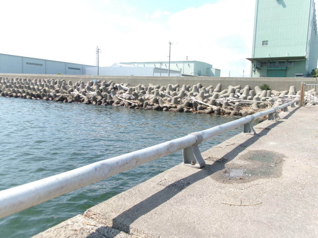 四日市霞釣り公園の画像。アジやセイゴがよく釣れることで有名。