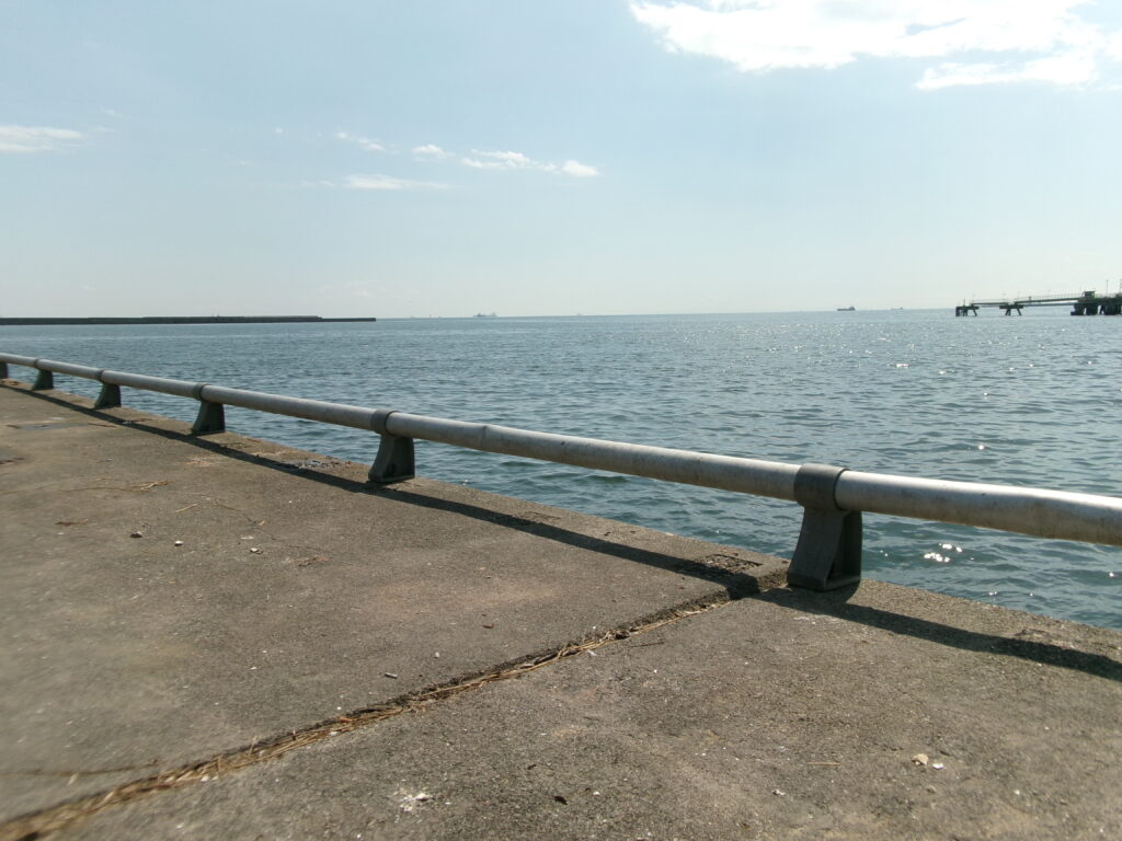 四日市霞釣り公園の写真です。柵や浮き輪があり安全対策されています。アジ、セイゴ、カサゴが釣れます。