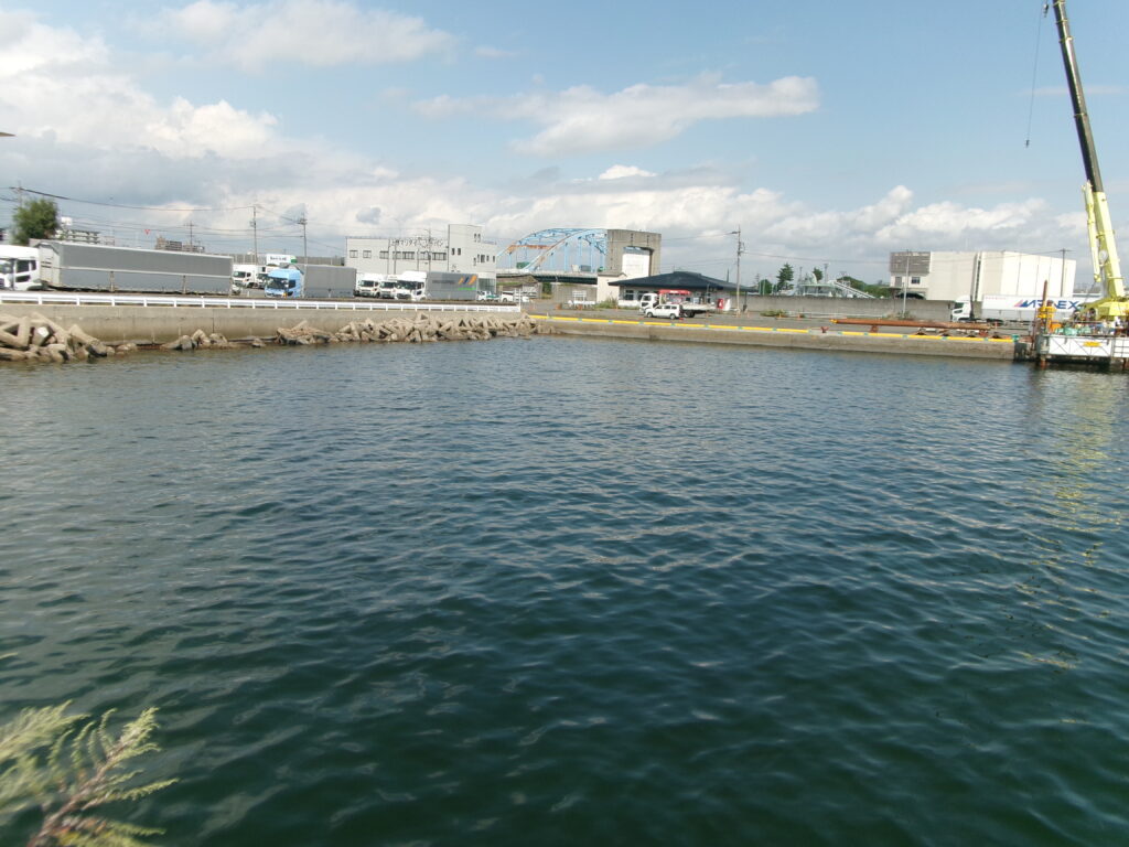 富洲原漁港の釣り場の写真。カサゴやアジ、セイゴなどが狙えるポイント。