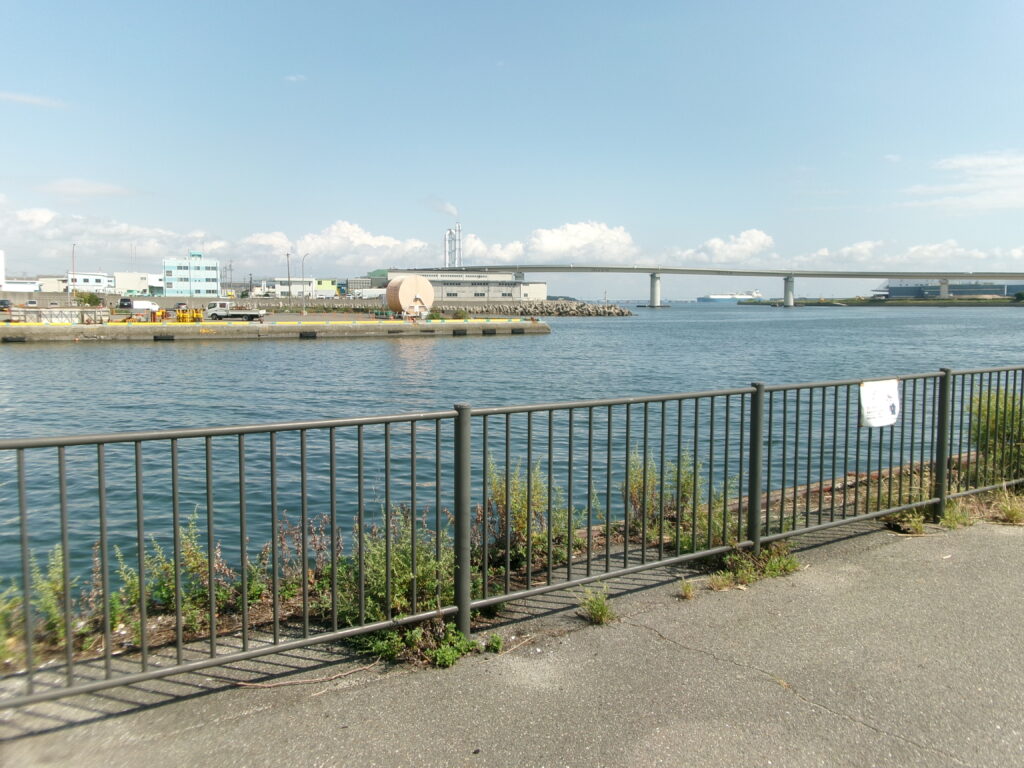 富洲原漁港の釣り場の写真。カサゴやアジ、クロダイなどが狙えるポイント。