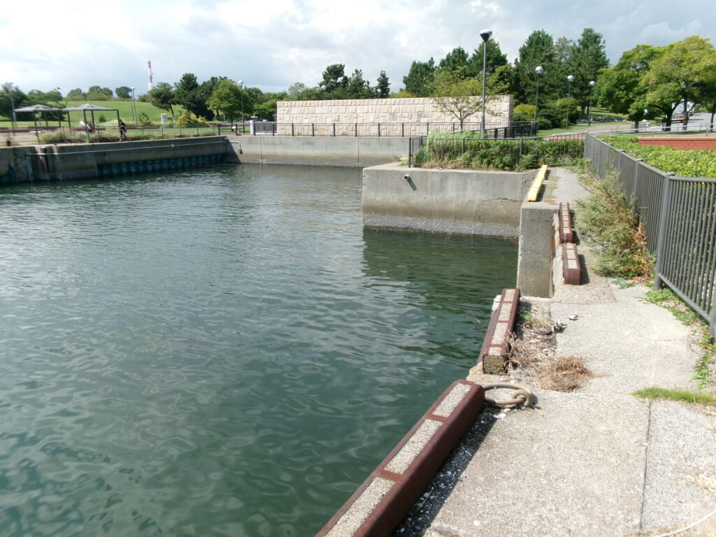 富洲原漁港の釣り場の写真。カサゴやアジ、クロダイなどが狙えるポイント。