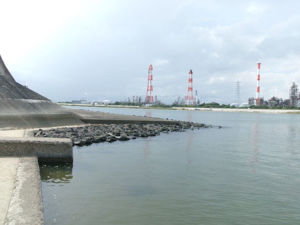 鈴鹿川河口の釣り場の写真。足場が良く、マゴチ・シーバス・ヒラメが釣れるポイント。
