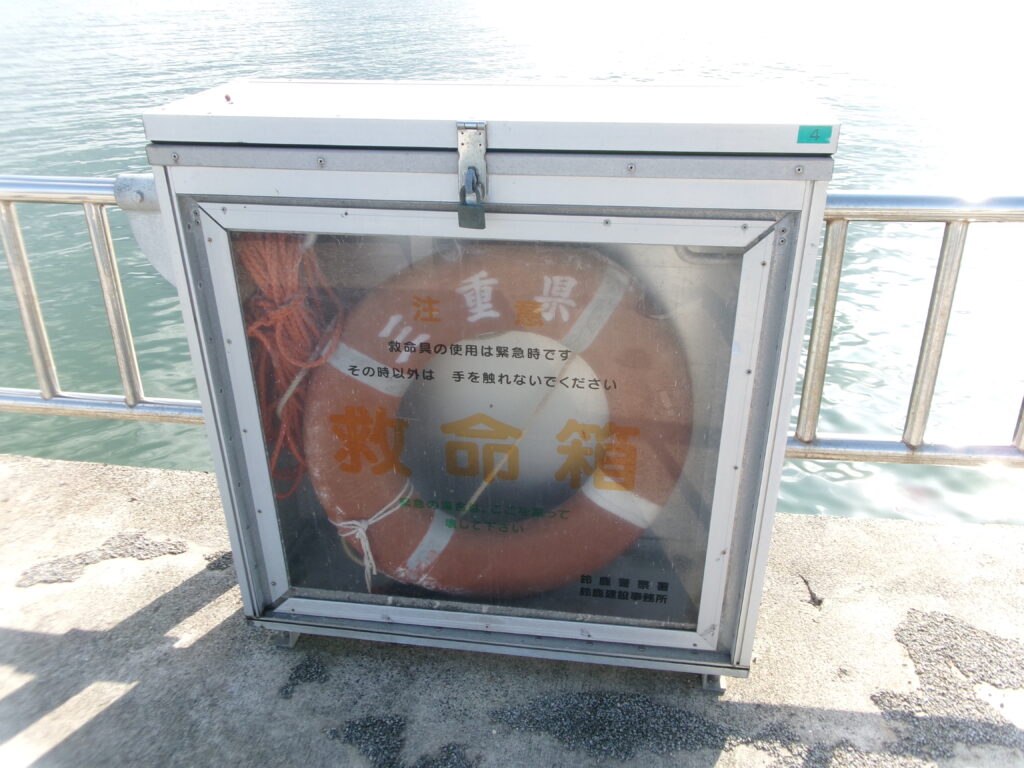 白子漁港の釣り場にある浮き輪。有事に使用できるため安心。