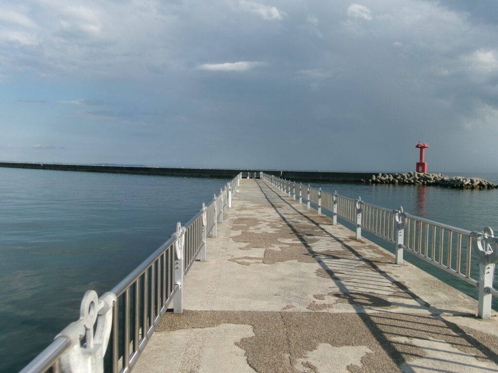 白子漁港の釣り桟橋の画像。柵がついており安全に配慮されている。そして桟橋は長く沖の方で釣りができる。キスやハゼ・マゴチが釣れる。