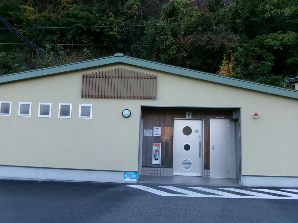 熊野市にある鬼ヶ城の釣り場付近のトイレの写真。多目的トイレがついている。