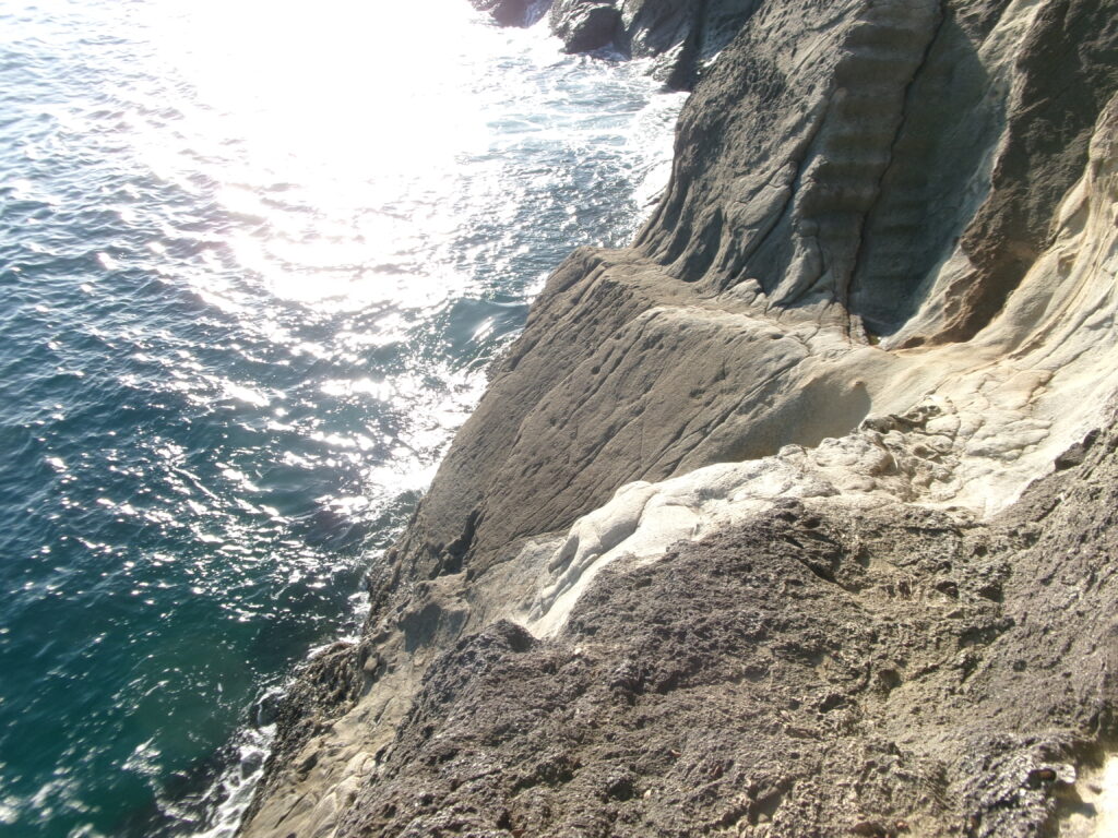 熊野市の鬼ヶ城の釣り場の写真。実績の高い場所だが転落に注意が必要。