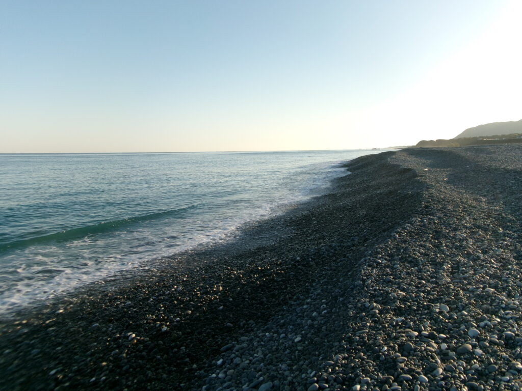 七里御浜の釣り場の写真。玉砂利の海岸が続く様子が見れる。