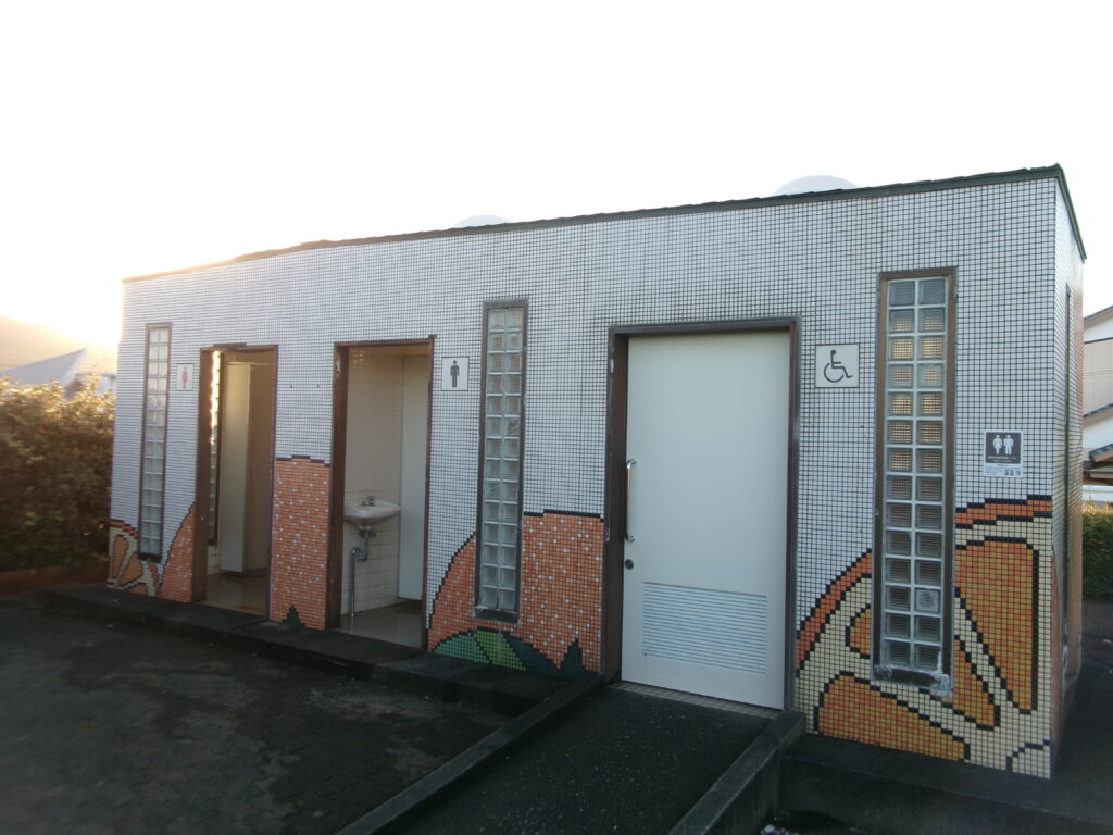 七里御浜のトイレの写真。多目的トイレも設置されている。