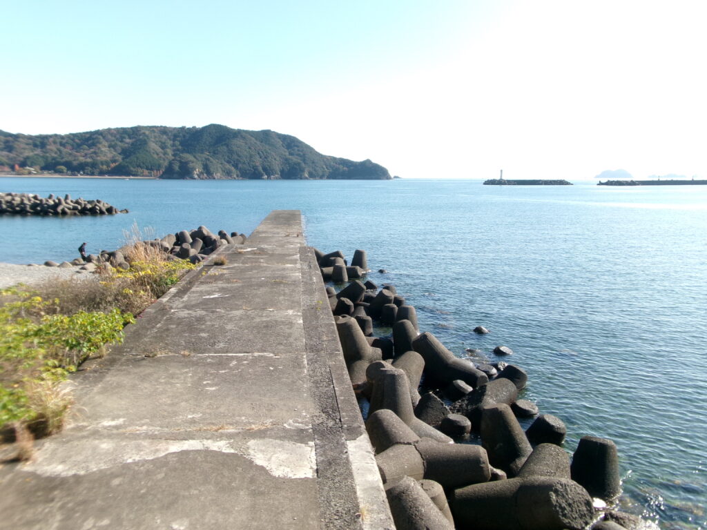 赤羽川河口の堤防の写真。足元にテトラポットがあり釣り場の様子がわかる。