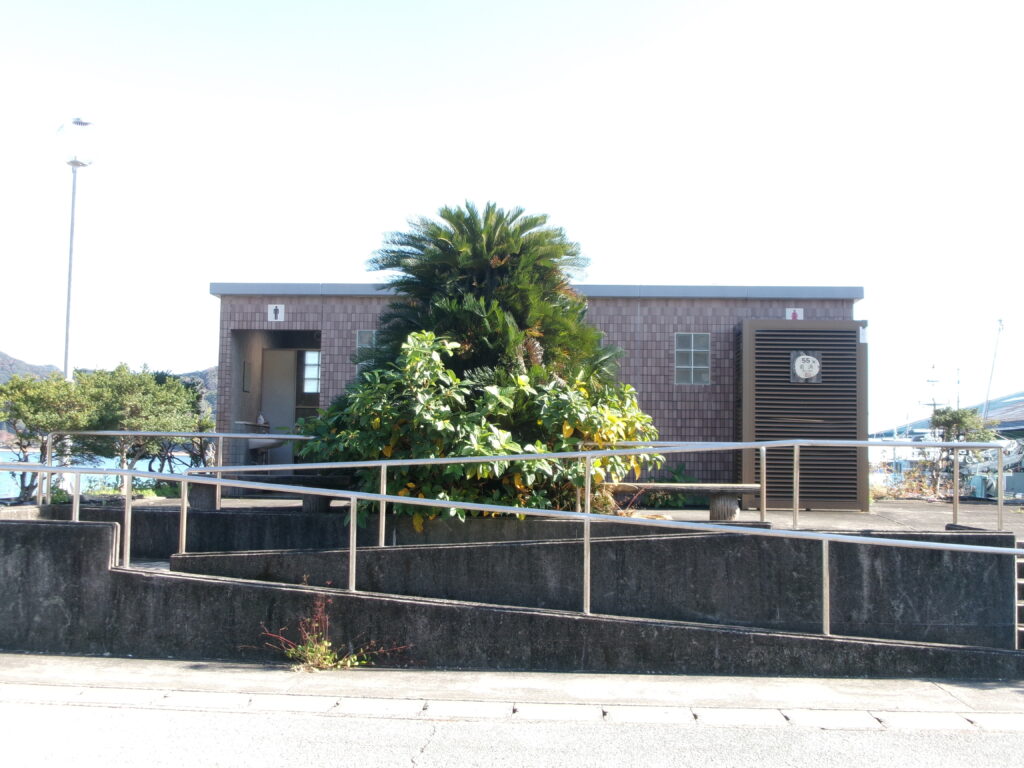 紀伊長島港のトイレの写真。