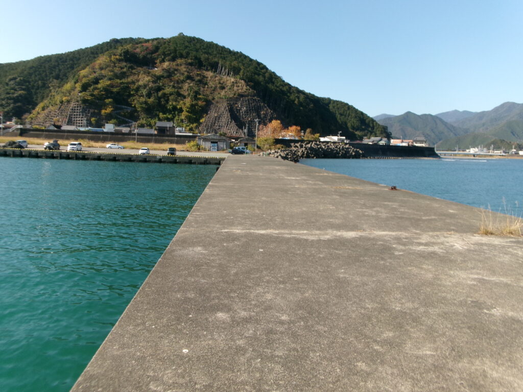 紀伊長島港の突堤の写真。足場が良く広い様子がわかる。