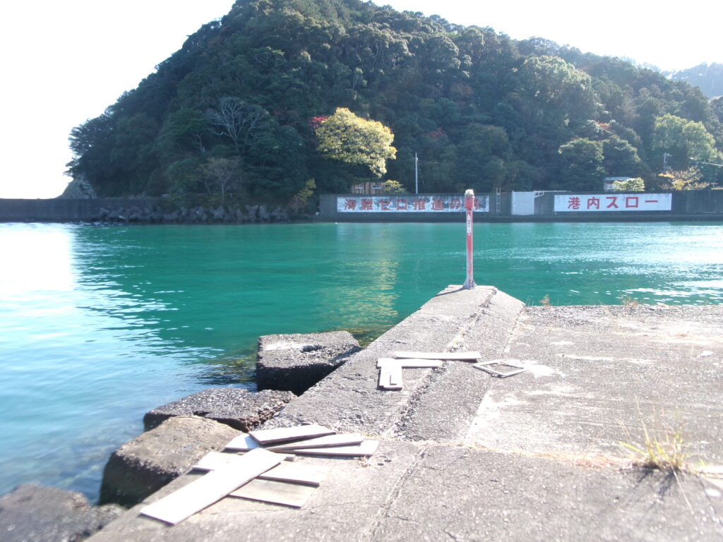 紀伊長島港の堤防の写真。足場が良く釣りやすい様子。