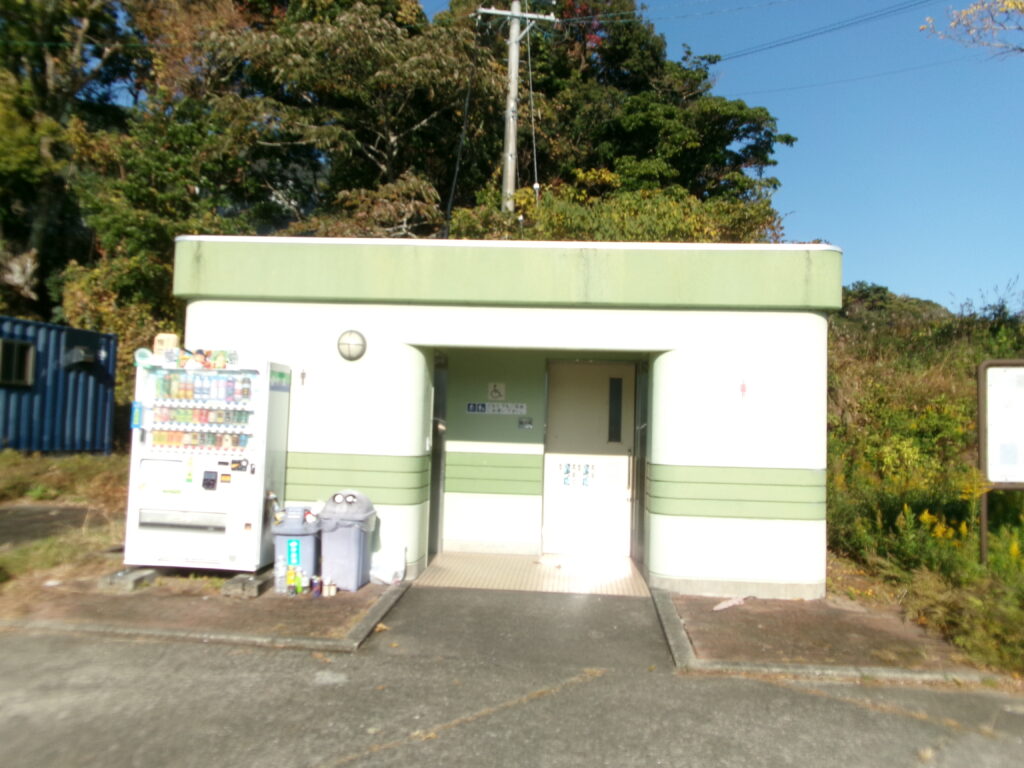 尾鷲港の釣り場近くのトイレの写真。