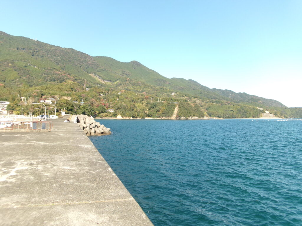 尾鷲港の釣り場の写真。遠くにテトラポット帯が見える。