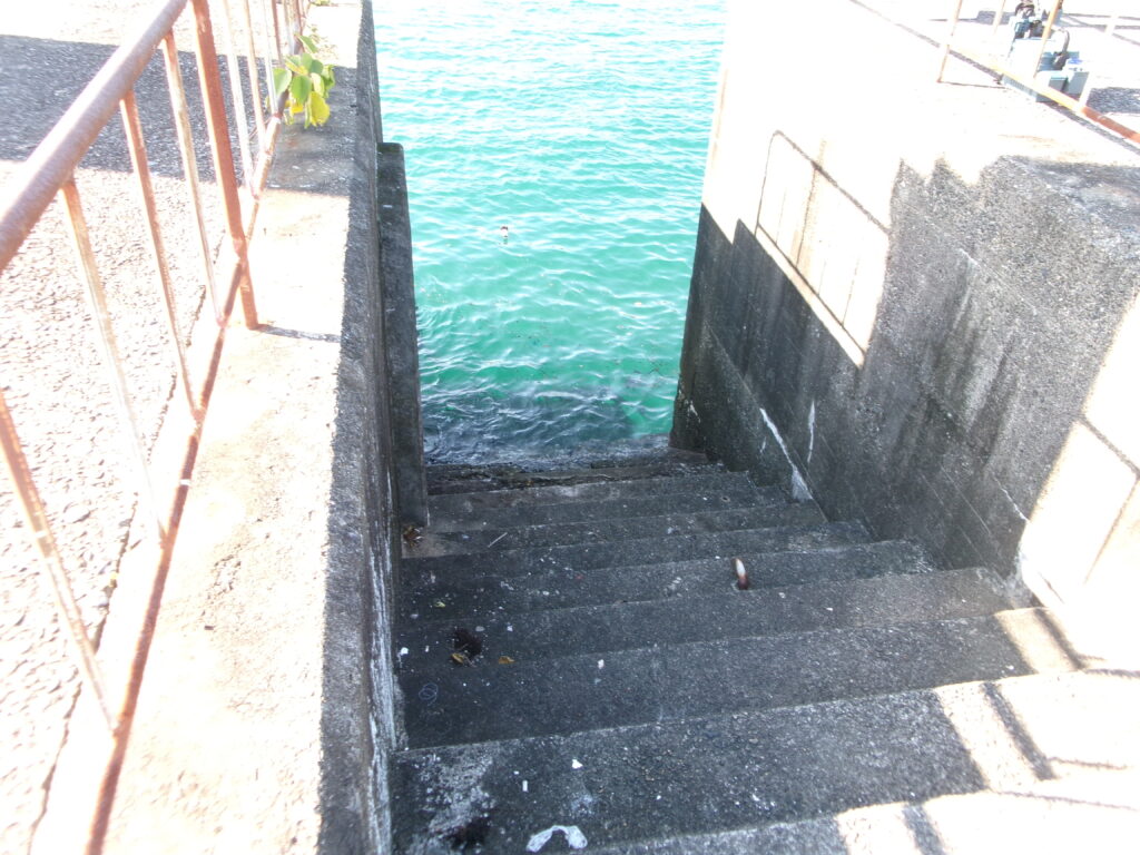 尾鷲港の釣り場の写真。階段で水面まで降りられる様子が見える。