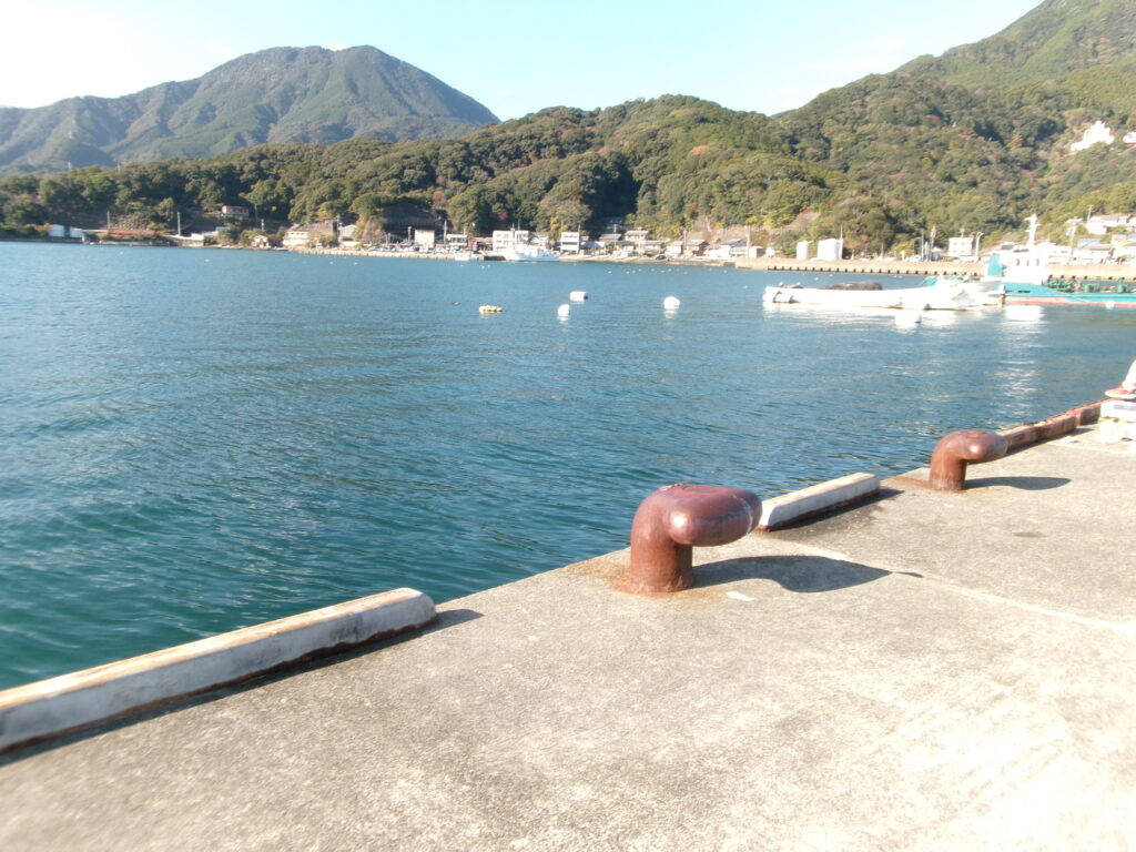 尾鷲港の釣り場の写真。防波堤の足場が良い様子が見える。