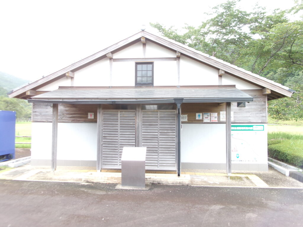 現地調査時に撮影した、始神さくら公園付近のトイレの外観写真。目の前が駐車場。