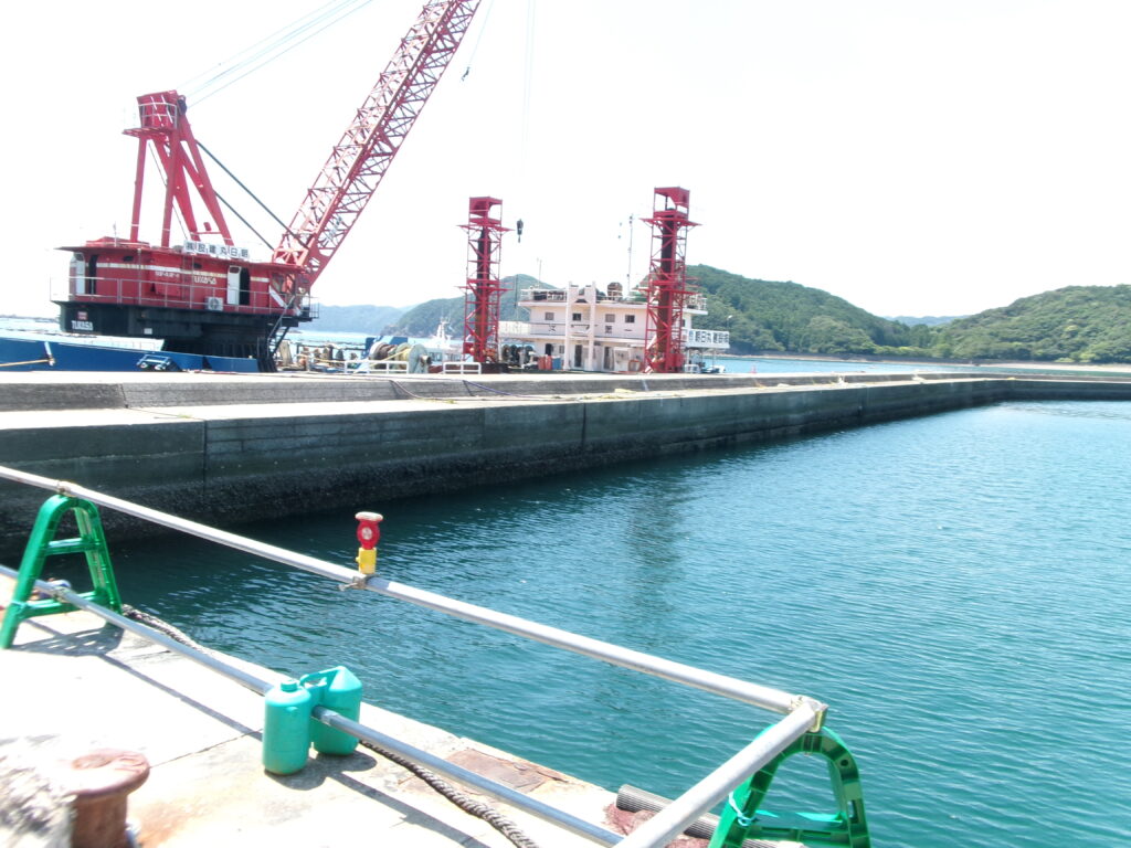 2025年8月20日に行った現地調査時の、メインになる堤防の写真。重機が設置されており、工事で釣りができない様子を撮影。