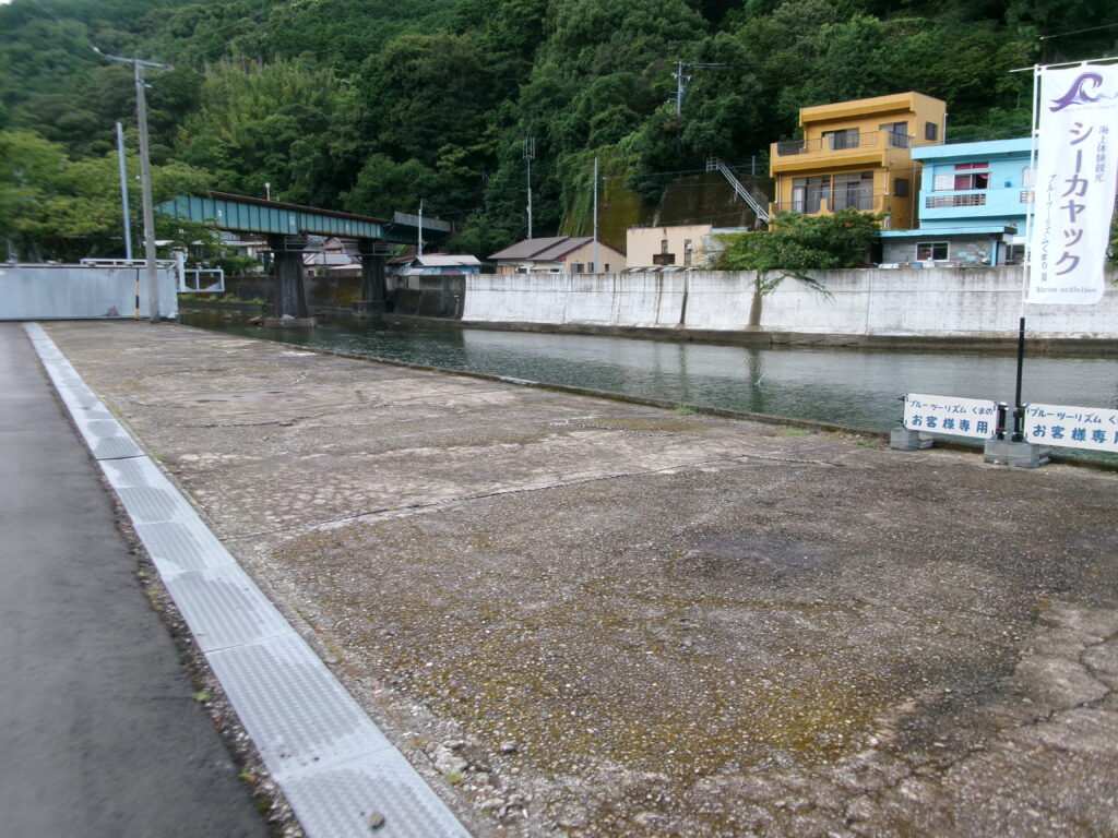 2025年8月の現地調査時で撮影した、二木島漁港周辺の有料駐車場の写真。