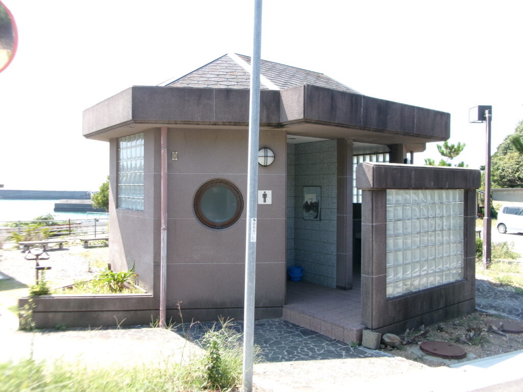 近隣のトイレです。2025年9月の現地調査では清掃されており、使える状態でした。