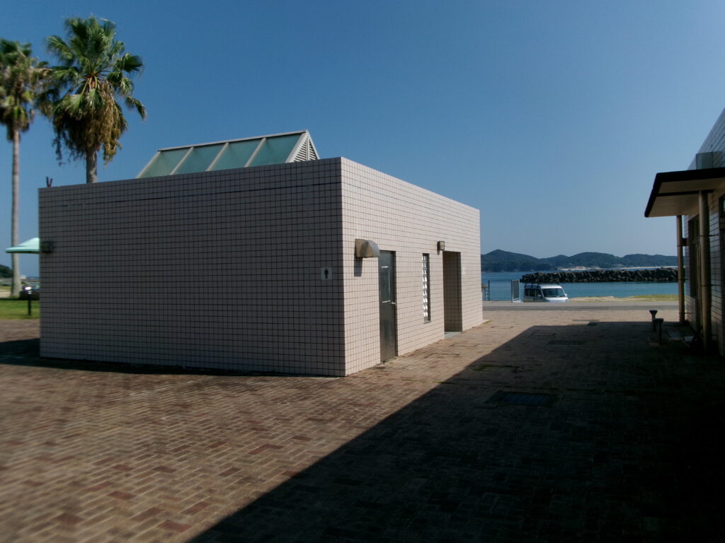 現地調査時の浜島港周辺のトイレのある建物の写真。