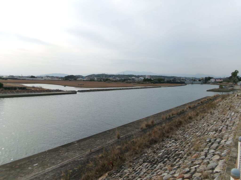 2026年1月の現地調査で撮影した、マリーナ河芸付近の河川の河口にある釣り場の写真。