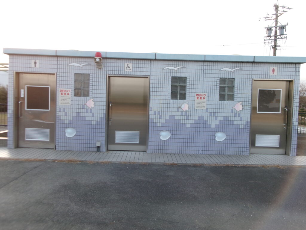 現地調査時に撮影した、香良洲サーフ付近にあるトイレの写真。